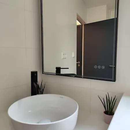 Near The Magic 6 Persons Apartment, 5-minute Walk To Christmas Market! *