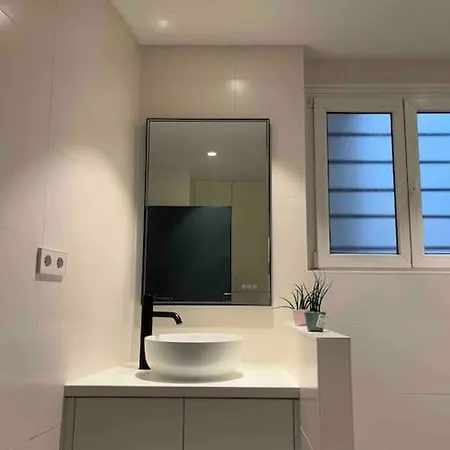 Near The Magic 6 Persons Apartment, 5-minute Walk To Christmas Market! *